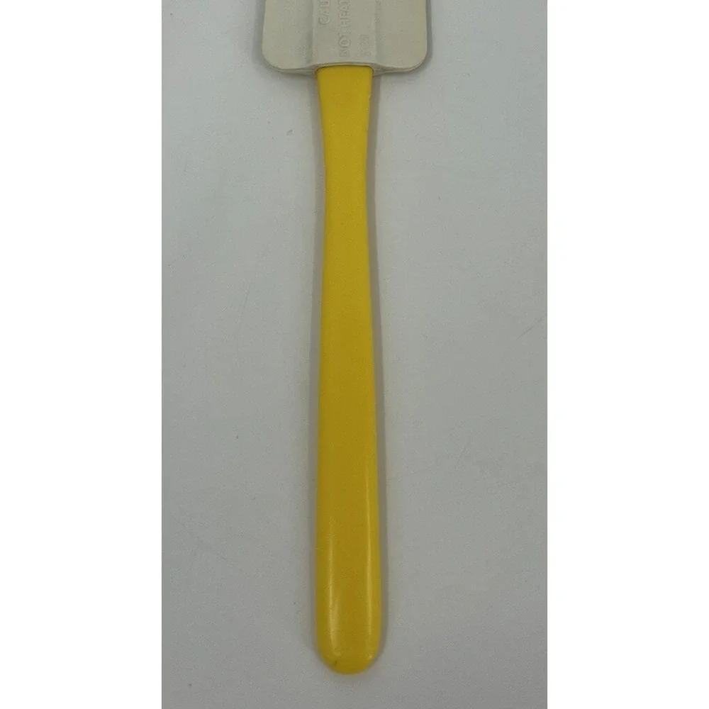 Vintage Rubbermaid #2724 Flexible Spatula Scraper Not Heat Resistant Yellow